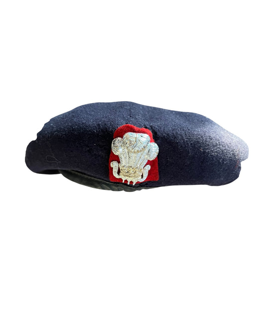 Vintage 1970/71 Welsh regiment beret and badge.